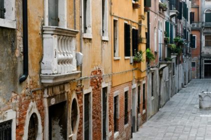 Questione di legittimità costituzionale sollevata sulla legge Regione Veneto che consente la deroga sulla distanze tra edifici