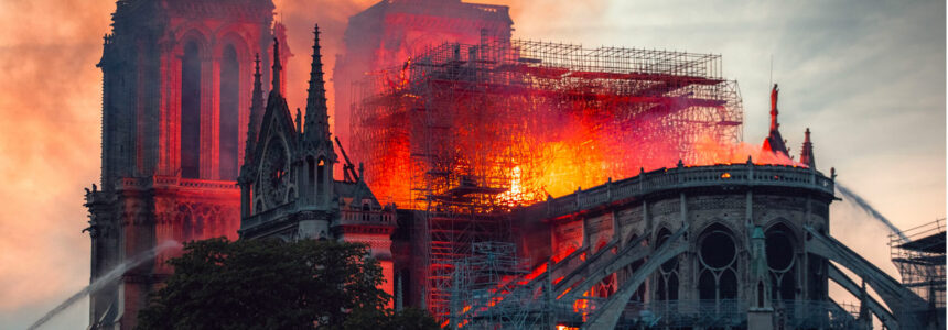 Parigi e il mondo sono in lacrime. Devastante incendio a Notre-Dame