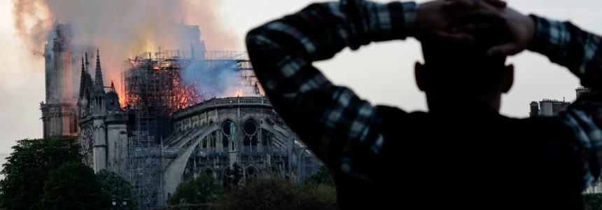 Parigi e il mondo sono in lacrime. Devastante incendio a Notre-Dame